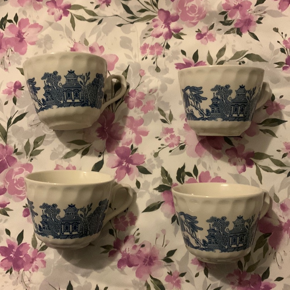 Blue willow china cups 4 PCs final sale price!
